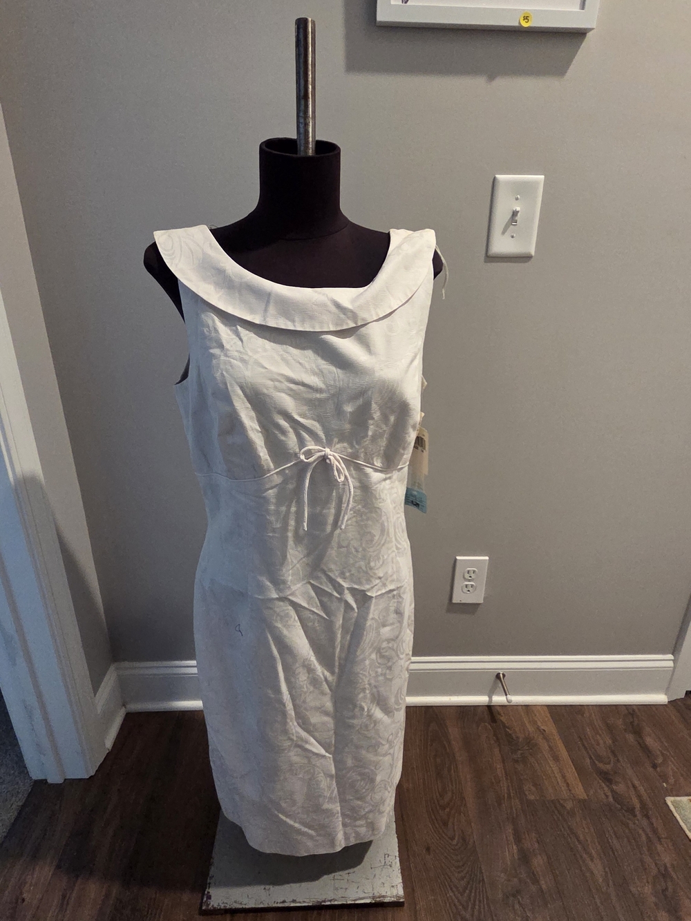 Women's White Sleeveless Tie-Waist Dress